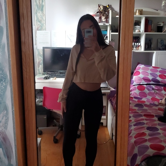 Ribbed Notched Raw-Cut crop top - Picture 2 of 4